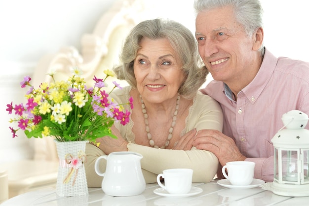 Portrait d'un couple de personnes âgées heureux buvant du thé