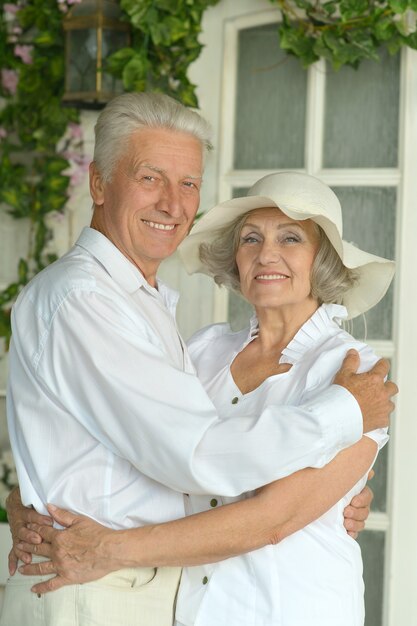 Portrait d'un couple de personnes âgées heureux dans le jardin