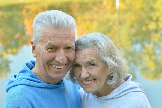 Portrait d'un couple de personnes âgées heureux dans le parc d'automne