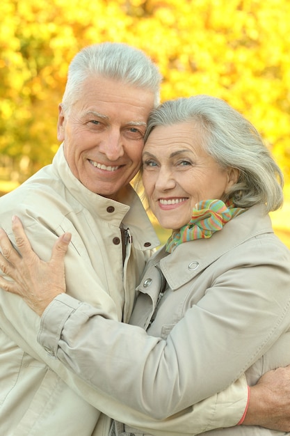 Portrait d'un couple de personnes âgées heureux dans le parc d'automne