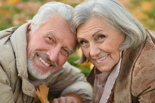 Photo portrait d'un couple de personnes âgées heureux dans le parc d'automne