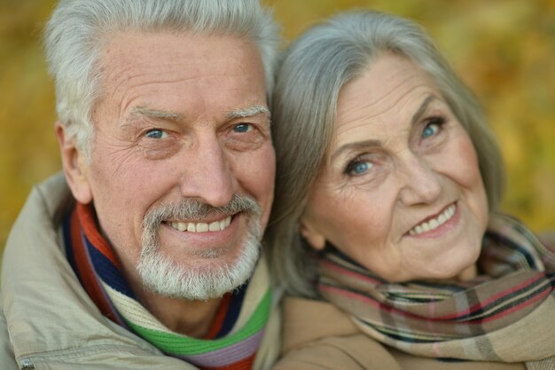 Portrait d'un couple de personnes âgées heureux dans le parc d'automne