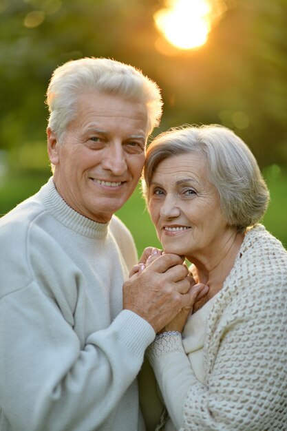 Portrait d'un couple de personnes âgées heureux embrassant