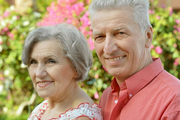 Portrait d'un couple de personnes âgées heureux embrassant