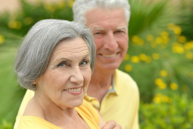 Portrait d'un couple de personnes âgées heureux embrassant