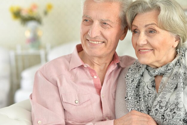 Portrait d'un couple de personnes âgées heureux embrassant