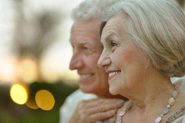 Portrait d'un couple de personnes âgées heureux embrassant