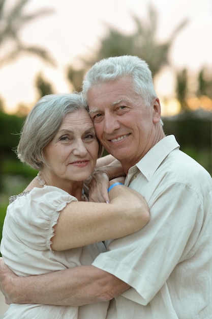 Portrait d'un couple de personnes âgées heureux embrassant