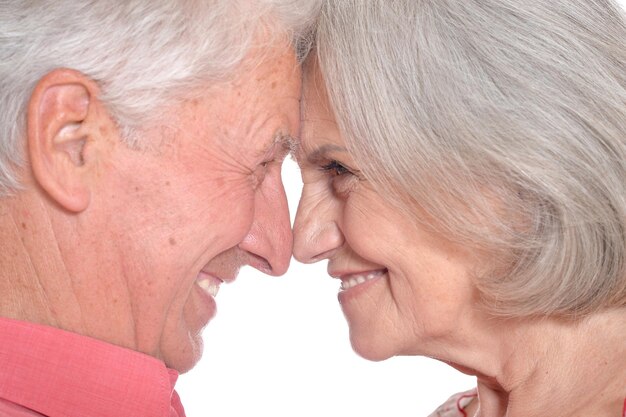 Portrait d'un couple de personnes âgées heureux embrassant