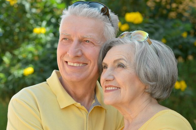 Portrait d'un couple de personnes âgées heureux embrassant