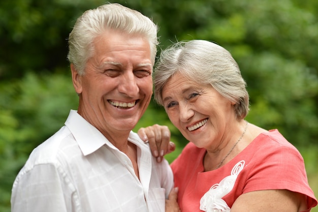 Portrait d'un couple de personnes âgées heureux en été