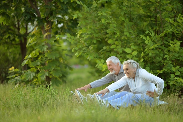 Portrait d'un couple de personnes âgées heureux faisant des exercices à l'extérieur