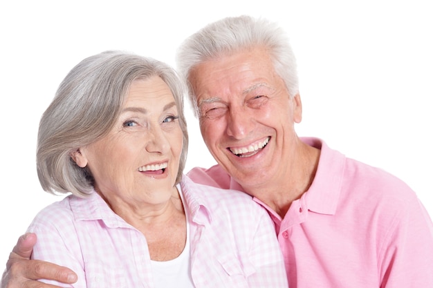 Portrait d'un couple de personnes âgées heureux à fond blanc