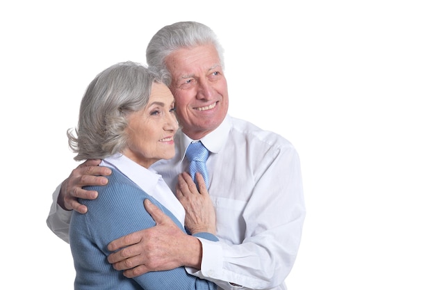 Portrait d'un couple de personnes âgées heureux sur fond blanc