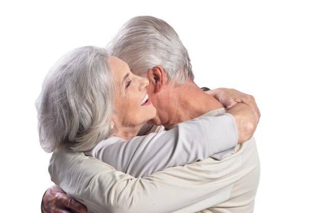 Portrait d'un couple de personnes âgées heureux sur fond blanc