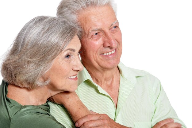 Portrait d'un couple de personnes âgées heureux sur fond blanc