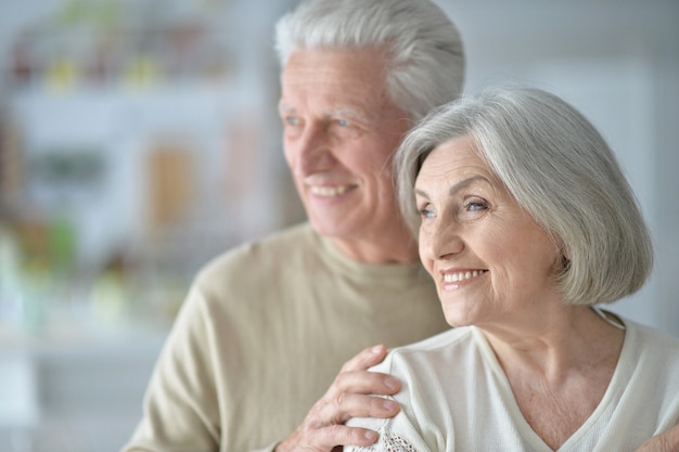 Portrait d'un couple de personnes âgées heureux à la maison