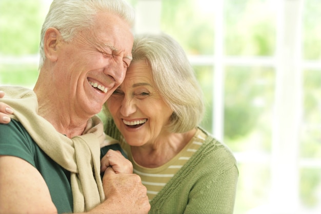 Portrait d'un couple de personnes âgées heureux à la maison