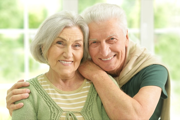 Portrait d'un couple de personnes âgées heureux à la maison