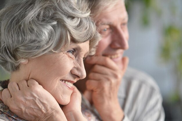 Portrait d'un couple de personnes âgées heureux à la maison