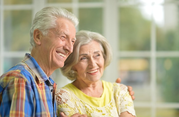 Portrait d'un couple de personnes âgées heureux, passer du temps ensemble