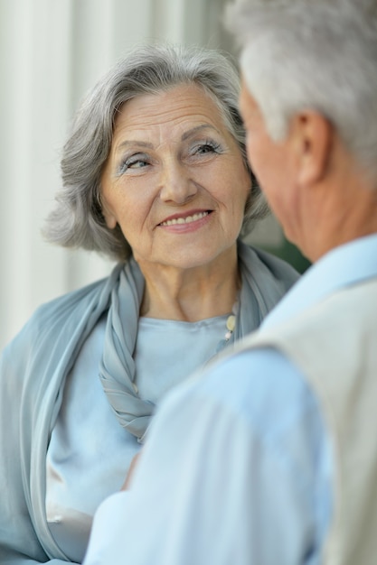 Portrait d'un couple de personnes âgées heureux en plein air