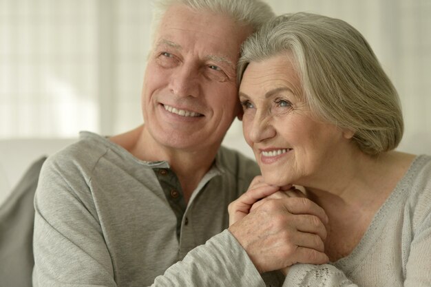 Portrait d'un couple de personnes âgées heureux se bouchent