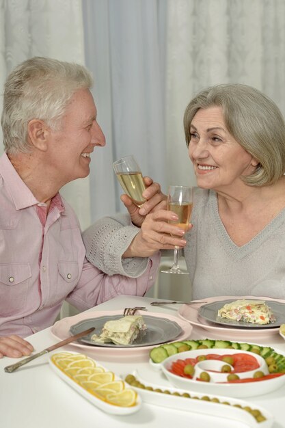 Portrait d'un couple de personnes âgées heureux se reposant au café