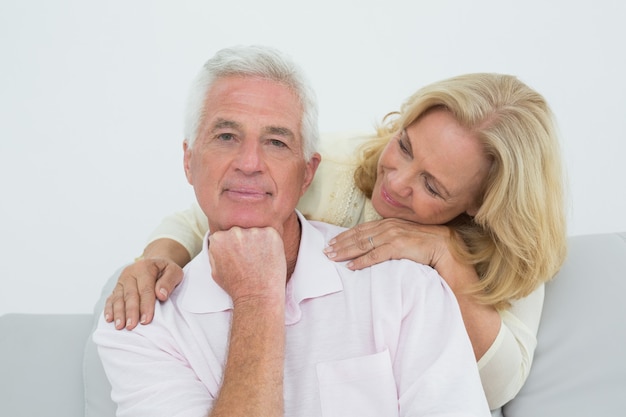 Portrait d&#39;un couple de personnes âgées à la maison