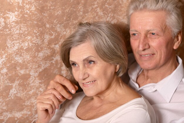 Portrait d'un couple de personnes âgées à la maison