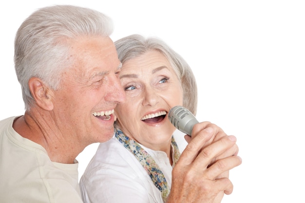 Portrait d'un couple de personnes âgées et d'un microphone