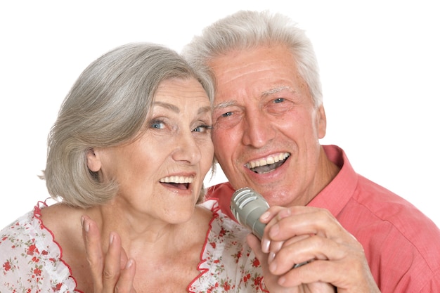 Portrait d'un couple de personnes âgées et d'un microphone