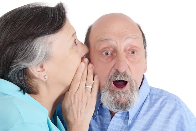 Portrait de couple de personnes âgées murmurant