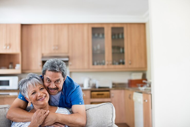 Photo portrait de couple de personnes âgées s'embrassant