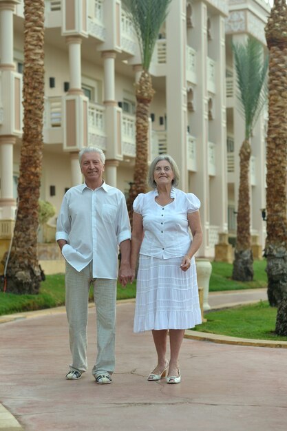 Portrait d'un couple de personnes âgées se détendre à l'hôtel resort