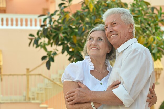 Portrait d'un couple de personnes âgées se détendre à l'hôtel resort