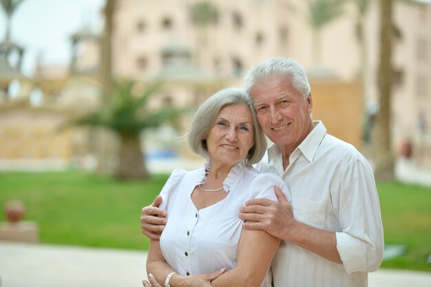 Portrait d'un couple de personnes âgées se relaxant près de l'hôtel resort