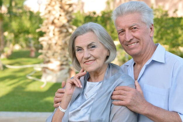 Portrait d'un couple de personnes âgées se relaxant près de l'hôtel resort