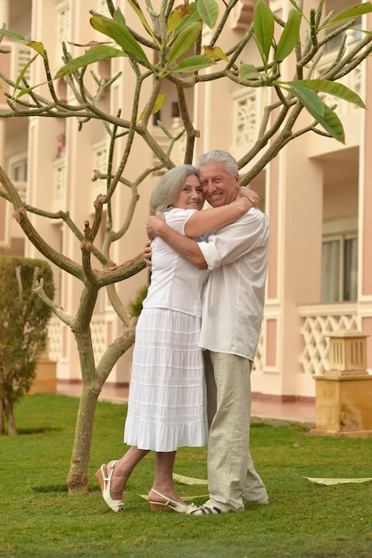 Portrait d'un couple de personnes âgées se relaxant près de l'hôtel resort