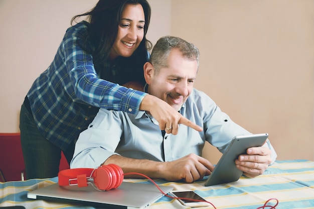 Portrait, couple, portable, maison