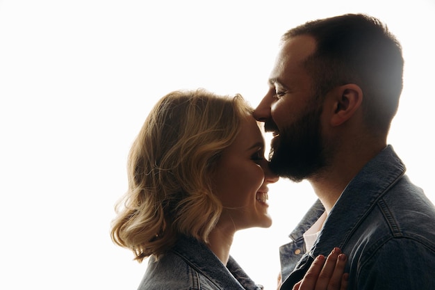 Portrait d'un couple proche portrait d'un couple amoureux portrait homme femme sur fond blanc