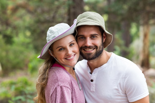 Portrait de couple de randonneurs s'embrassant