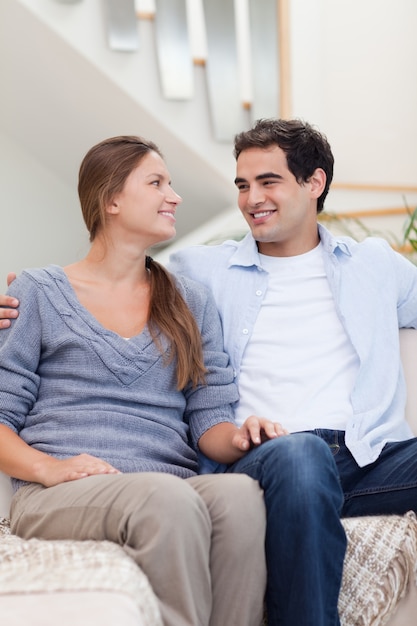 Portrait d&#39;un couple en regardant les uns les autres