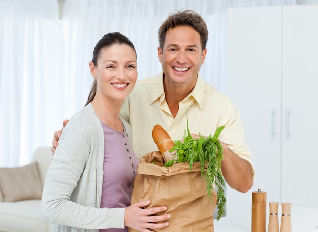 Portrait d&#39;un couple revenant du marché avec des légumes