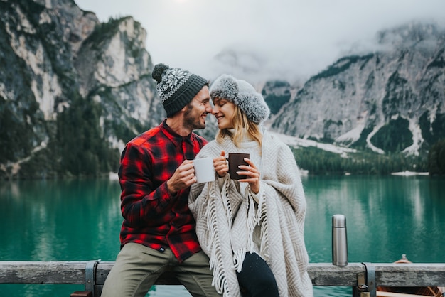 Portrait D'un Couple Romantique D'adultes Visitant Un Lac Alpin à Braies Italie En Hiver