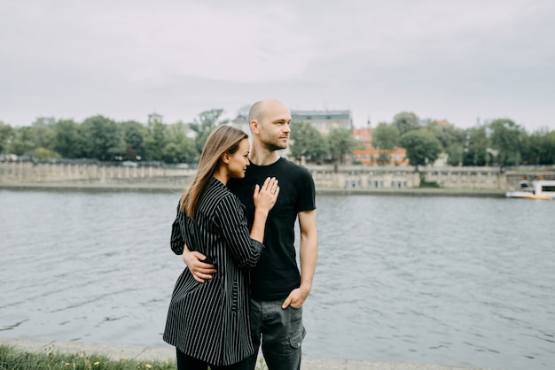 Portrait d'un couple romantique heureux avec café marchant en plein air dans la vieille ville européenne