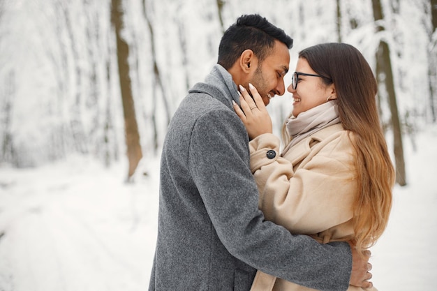 Portrait d'un couple romantique passant du temps ensemble dans la forêt d'hiver