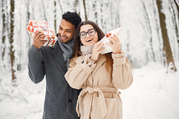 Portrait d'un couple romantique passant du temps ensemble dans la forêt d'hiver