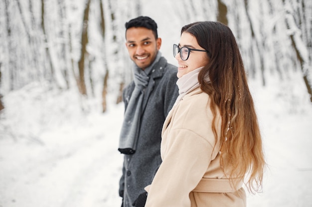 Portrait d'un couple romantique passant du temps ensemble dans la forêt d'hiver