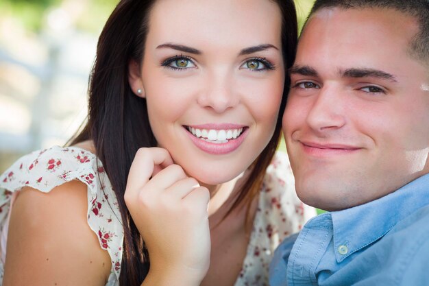 Portrait de couple romantique de race mixte dans le parc